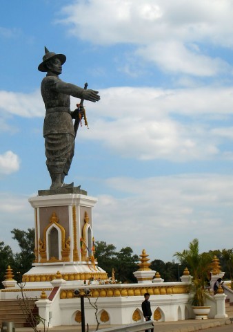 Chao Anouvong statue 
